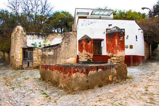 Esquina de Calle antigua estilo Espa&ntilde;ol con Pileta y Pozo de agua comunitario del siglo XVII en un pueblo llamado Armadillo de los Infante San Luis potos&iacute; M&eacute;xico.