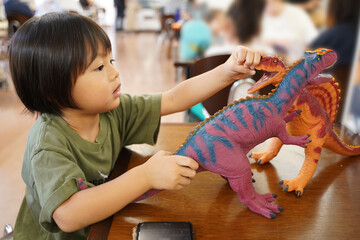 恐竜のおもちゃと遊ぶ男の子 / Boy playing with dinosaur toy