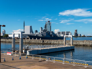 大阪港中央突堤に停泊する海上自衛隊護衛艦こんごう