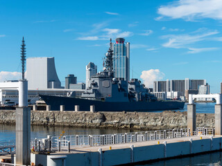 大阪港中央突堤に停泊する海上自衛隊護衛艦こんごう