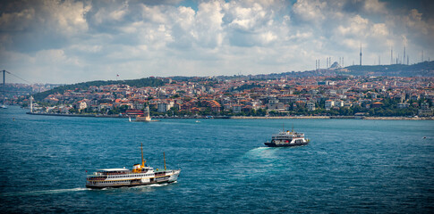 Paisaje típico de la ciudad con antiguas mezquitas en la ciudad árabe arquitectura islámica en estructura urbana religión islámica tradición cultural en la ciudad turca