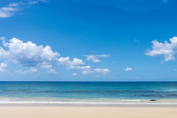Playa de arenas blancas con mar y cielo azul con algunas nubes. Inspiración y concepto de viajes, libertad, turismo, vacaciones y felicidad. ia. - obrazy, fototapety, plakaty