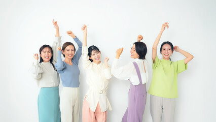 ダンスするミドル女性のグループ