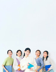 カラフルなオフィスカジュアルを着たミドル女性グループ