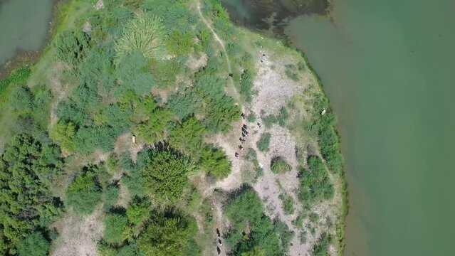 migrants crossing the Rio Grande into Eagle Pass, Texas. interaction between migrants and the Border Patrol, The video also showcases the presence of barbed wire along the border