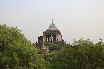Fototapeta premium タビニュ寺院 ミャンマー オールドバガン