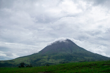 Fototapeta premium beautiful view of Mount Sinabung in the afternoon