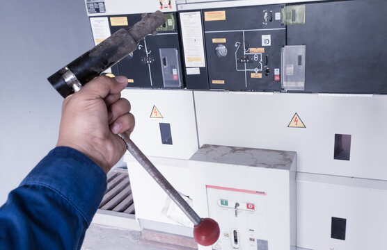 Switch gear lever on the panel cubicle, the tecnician hold the lever disconnect switch.