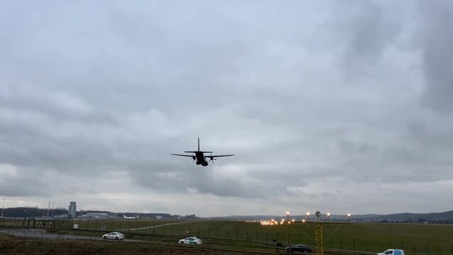 Niski przelot samolotu Casa C295