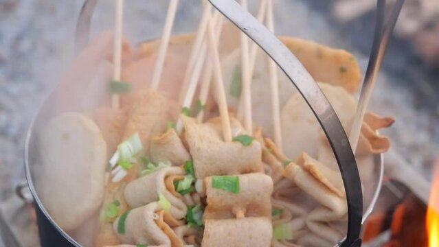 센 불길 위 철판에서 맛있게 구워지는 새우 채소들과 뜨겁게 끓고 있는 오뎅탕