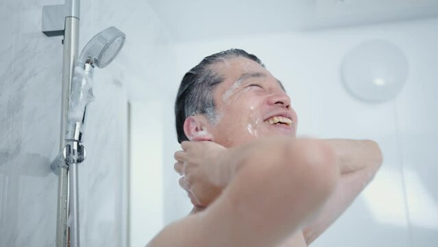 お風呂でシャワーを浴びる40代男性