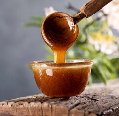 Manuka honey flowing