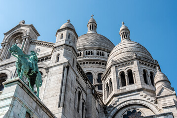 Fototapeta na wymiar Beautiful famous church Sacre Coeur in Paris