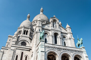 Fototapeta na wymiar Beautiful famous church Sacre Coeur in Paris
