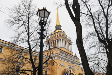 Fototapeta na wymiar Admiralty building in St. Petersburg