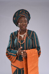 Obraz premium Young black lady holding ring looking tensed up Yoruba Nigerian African looking gorgeous woman lady wearing native attire 