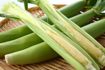 皮付きヤングコーンの笊盛り　白背景