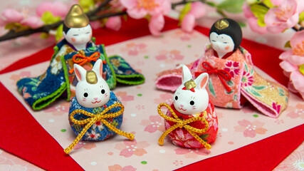 二種類のミニチュアひな祭りのお雛様とお内裏様