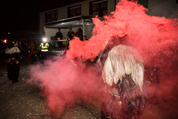 Viel Rauch beim Faschings-Nachtumzug (Smoke at the carnival night parade)