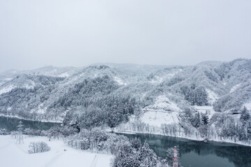 ドローン撮影：真っ白な雪に覆われた雪国の風景