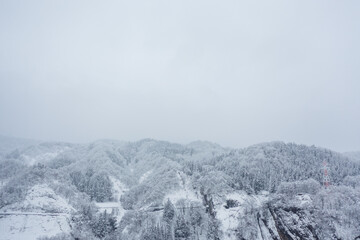 ドローン撮影：真っ白な雪に覆われた雪山