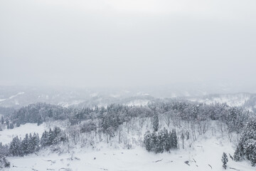 ドローン撮影：真っ白な雪に覆われた山