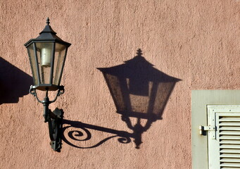 Alte Laterne wirft Schatten ans Breisacher Rathaus