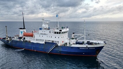 Fototapeta premium white ship on the pier against the background of the ocean