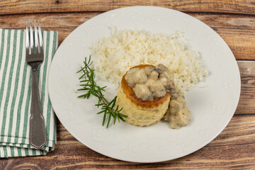 bouchée à la reine et riz, en gros plan, dans une assiette