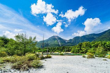 夏の上高地　梓川の下流から見た焼岳【長野県・松本市】　
Mt.Yakidake in Nagano's sightseeing spot "Kamikochi"