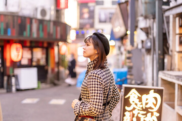 Fototapeta premium 路地裏の女性