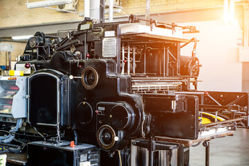 Offset printing machine feeder transfer metallic paper through the feeding table to the printing...
