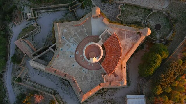 Mont&eacute;e &agrave; la verticale de la tour du Fort St Elme au dessus de l'&eacute;toile de Vauban