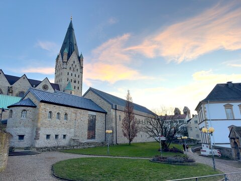 Blick an einem Winterabend zum Paderborner Dom, der Kaiserpfalz und der Stadtbibliothek Paderborn am Rand, Altstadt, Innenstadt, Ostwestfalen-Lippe, NRW