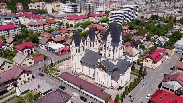 Biserica Cartier Racadau, Biserica &bdquo;Sfintii Imparati Constantin si Elena si Sf. Corneliu Sutasul&rdquo; Racadau