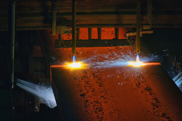 Gas cutting of the hot metal plate