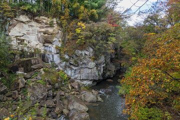 日本　宮城県仙台市太白区を流れる名取川と奇岩が並ぶ峡谷、磊々峡の紅葉