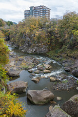 日本　宮城県仙台市太白区を流れる名取川と奇岩が並ぶ峡谷、磊々峡の紅葉