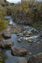 日本　宮城県仙台市太白区を流れる名取川と奇岩が並ぶ峡谷、磊々峡の紅葉