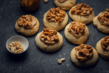 Cookies en gros plan fait maison au praliné cacahuète et cacahuètes caramélisées - obrazy, fototapety, plakaty