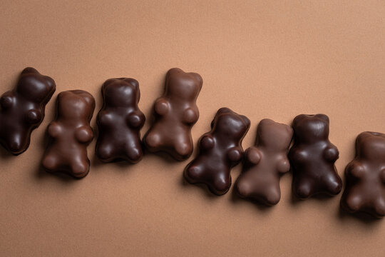 Oursons au chocolat noir et chocolat au lait &agrave; la guimauve, bonbons pour enfants, confiserie