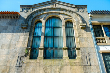 Obraz premium Ancient window and stone wall in Porto, Portugal