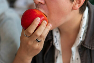 Student eating a healthy apple 