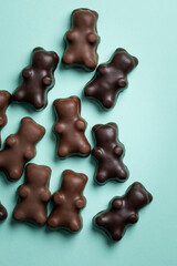 Oursons au chocolat noir et chocolat au lait à la guimauve, bonbons pour enfants, confiserie © Anne DEL SOCORRO