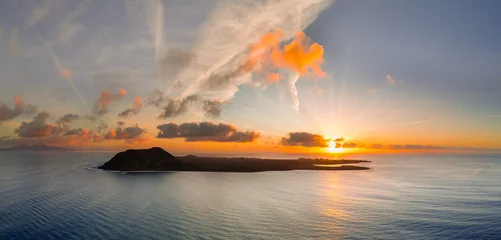 Photo sur Plexiglas les îles Canaries Spectacular golden hour sun rise over the volcanic island Isla de Lobos, near Corralejo, Fuerteventura, Canary Islands Spain