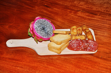 tabuas com frios, torradas e fruta