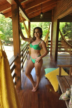 beldade sexy de biquini verde em casa de campo de f&eacute;rias no ver&atilde;o 