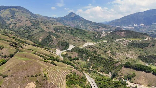 Video a&eacute;reo tomado sobre la carretera conocida como "Conexi&oacute;n Pac&iacute;fico 1" que comunica al Municipio de Amag&aacute; con el corregimiento de Bolombolo.