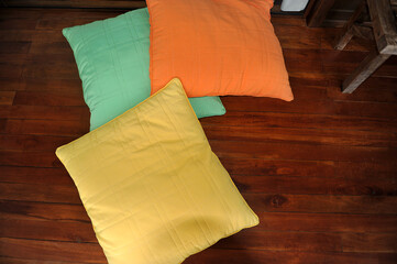 almofadas coloridas 