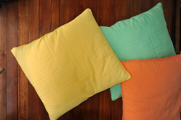 almofadas coloridas amarelo, verde e laranja 